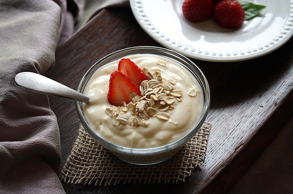 Yogurt is a healthy late night snack for weight loss